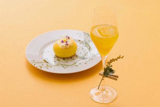 画像：8th March is International Women's Day. In honor of all women, the hotel lobby will be dyed in mimosa color.