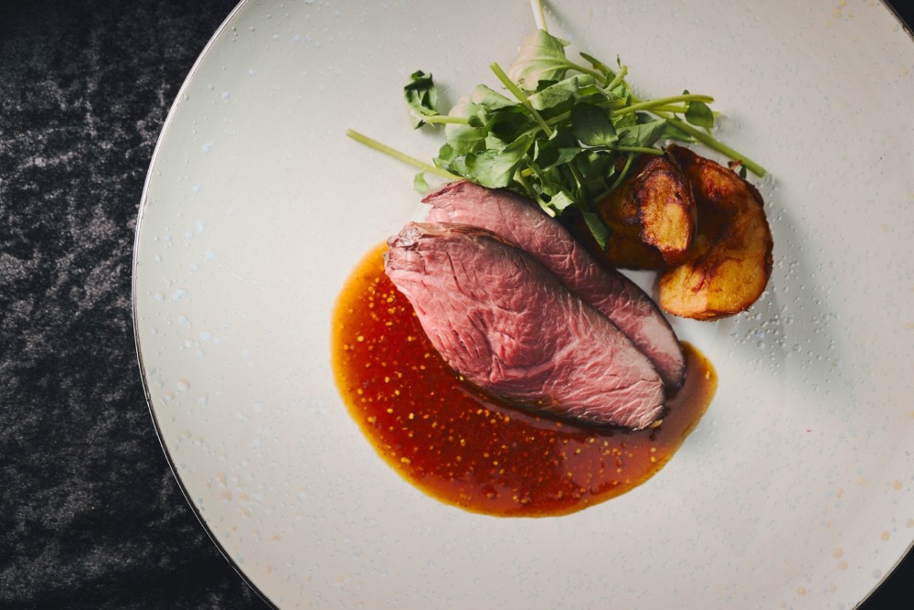 骨付き牛ロースの炭火焼き