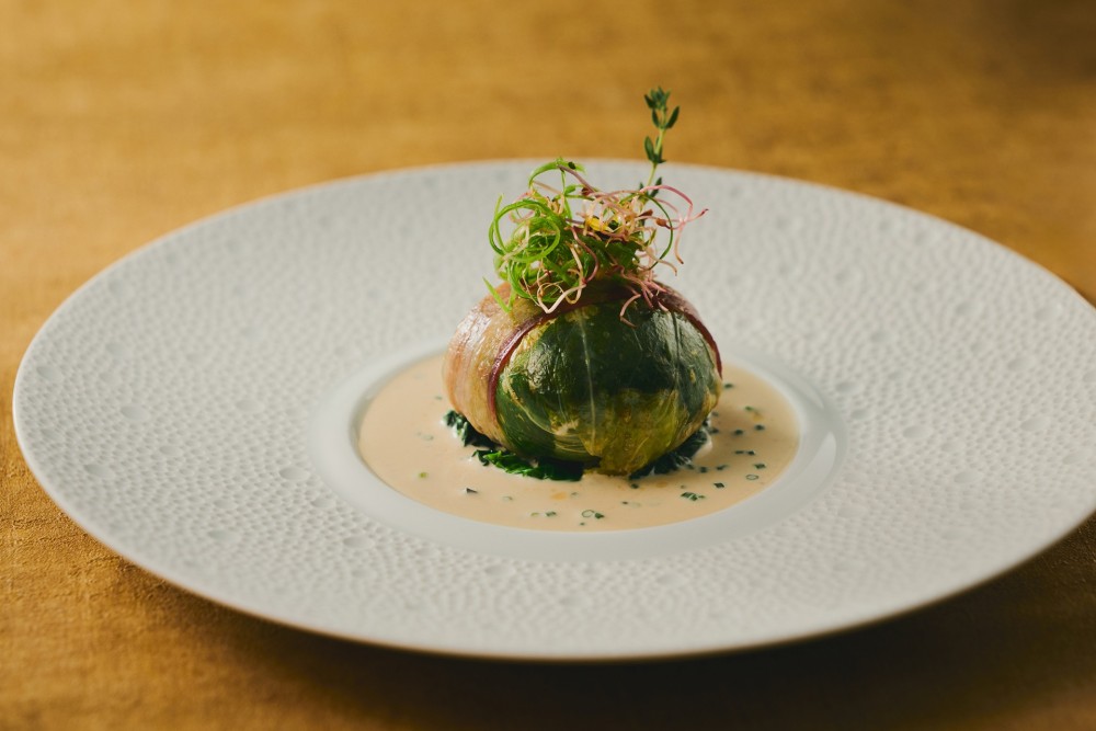 鯛のキャベツ包み　トリュフ風味の白ワインソース