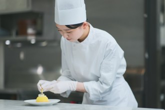 画像：【THE LOBBY LOUNGE】 3月1～8日「国際女性デー」を祝って、ミモザ色に包まれるホテル体験