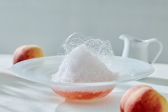 画像：【THE LOBBY LOUNGE】 7月1日～9月30日限定　白桃をまるごと1玉包み込んだ、麗しく香る贅沢な氷菓が登場